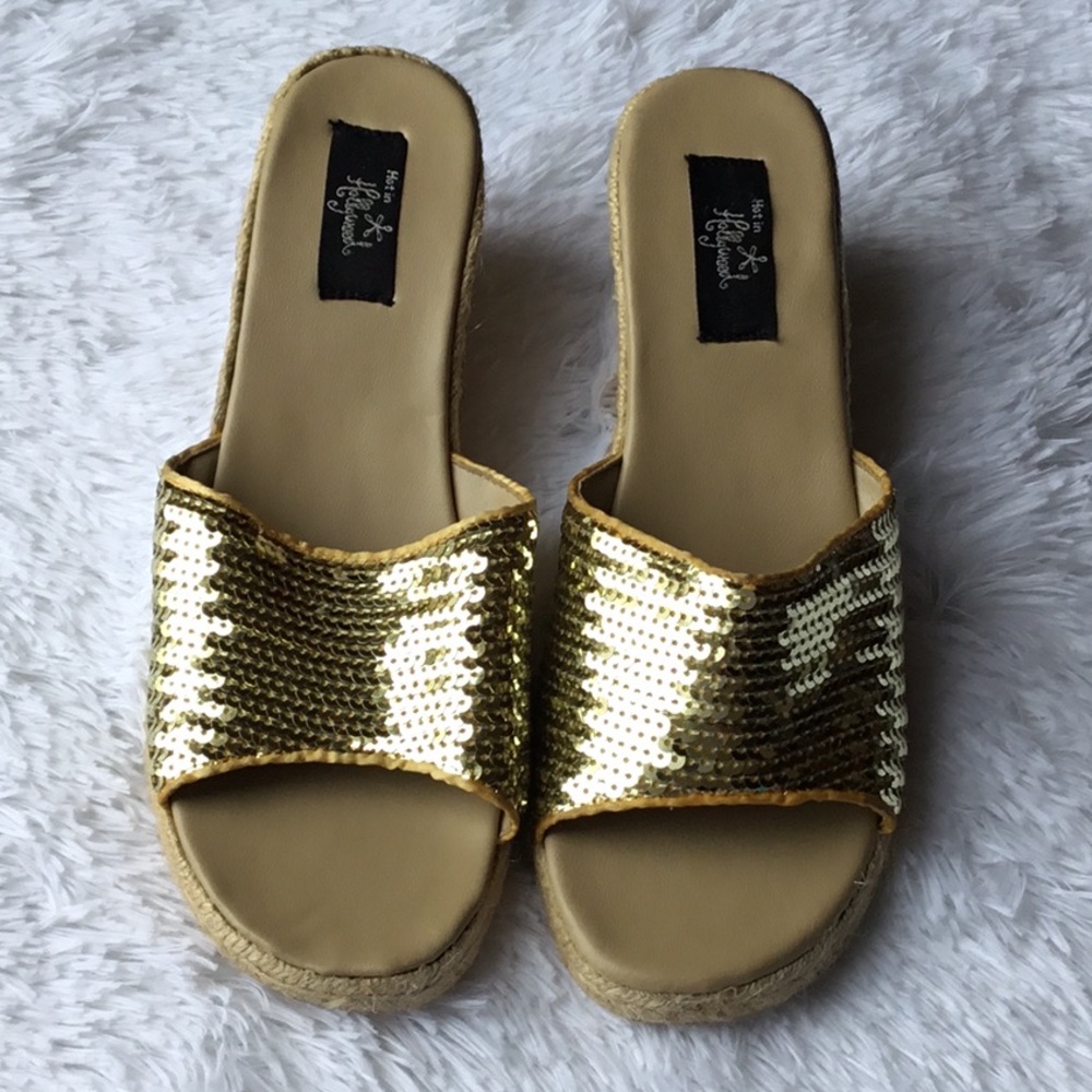 ❤️❤️Hot in Hollywood Gold Sequin Wedge Sandals 8